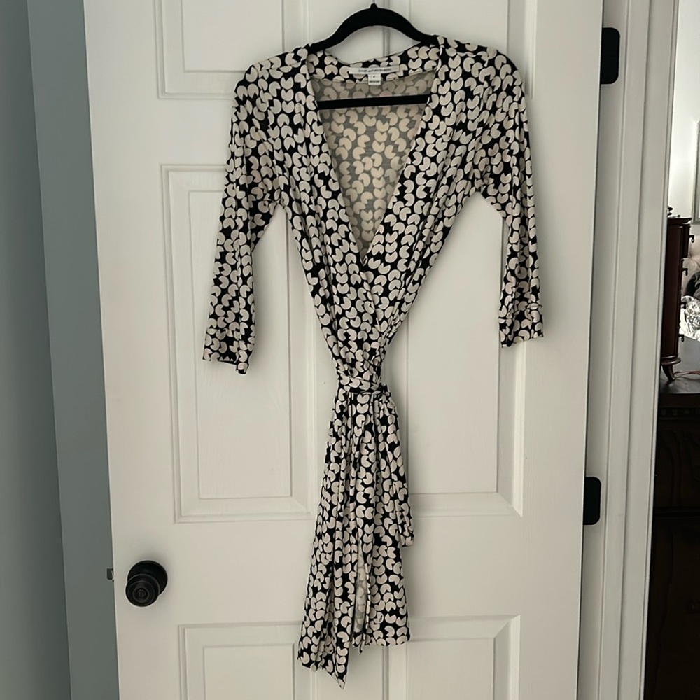 DVF black and white wrap dress size 4